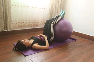 瑜伽球的锻炼腹肌方法,瑜伽球核心腹肌训练
