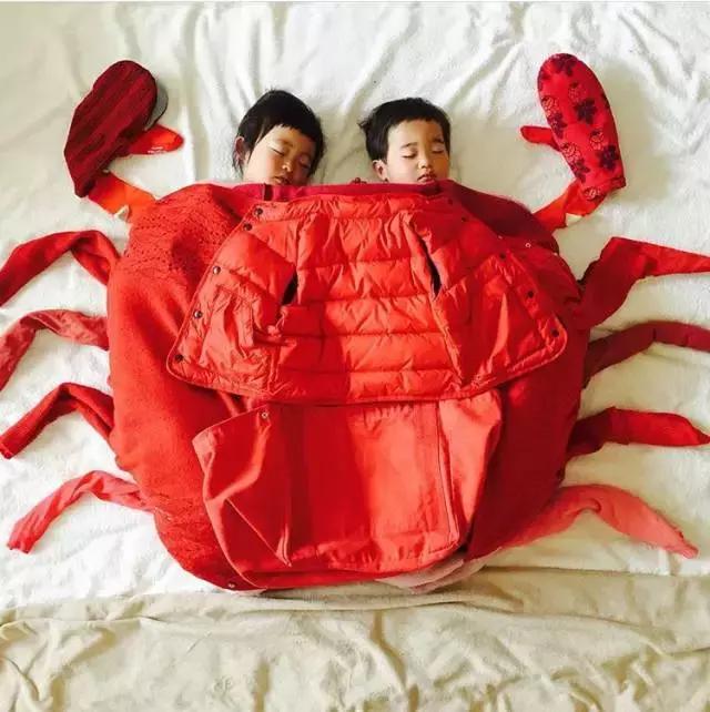 这个日本女人竟然对自己熟睡的孩子做出了这些......