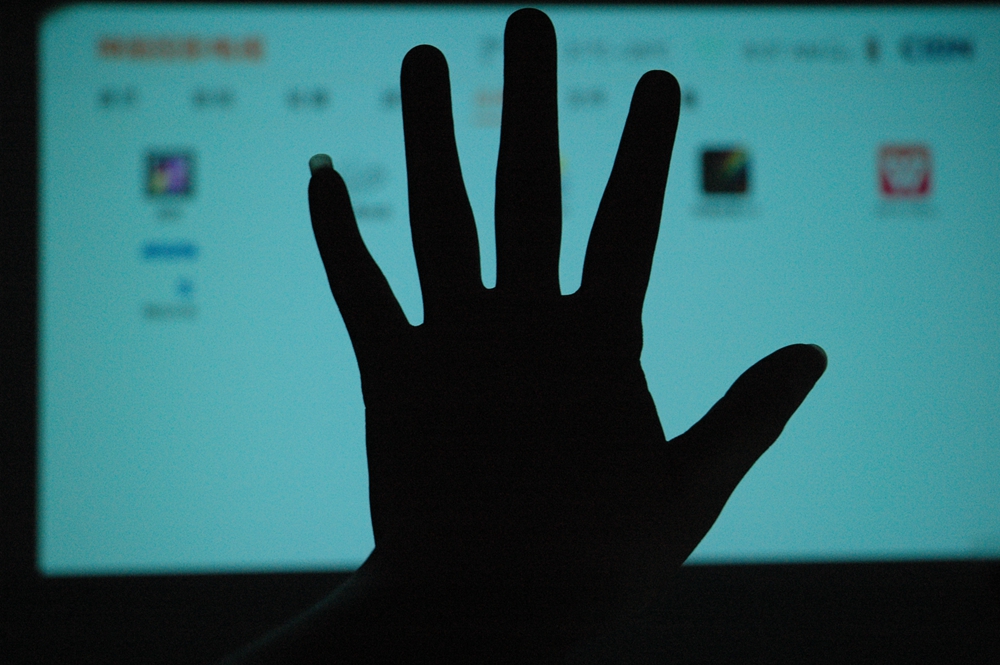 电视OUT啦！1000多快买个神画小媚在家看电影