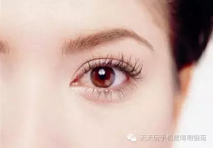 睡觉起来眼睛红血丝怎么回事,洗澡后眼睛红血丝是怎么回事