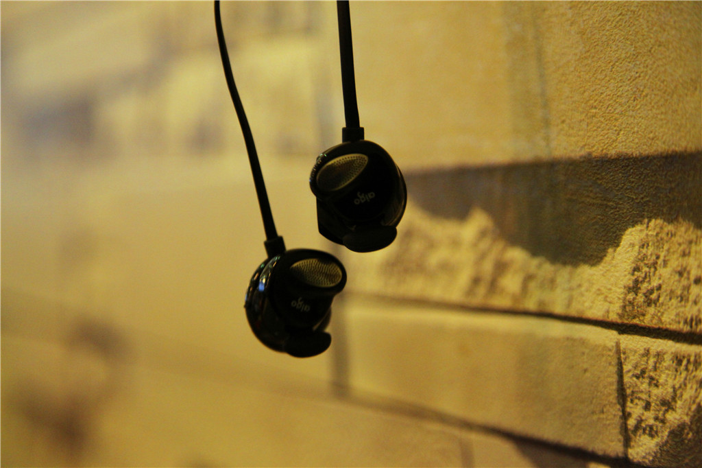 有线耳机唯一的好处是不怕没电,磁吸式耳机更换电池