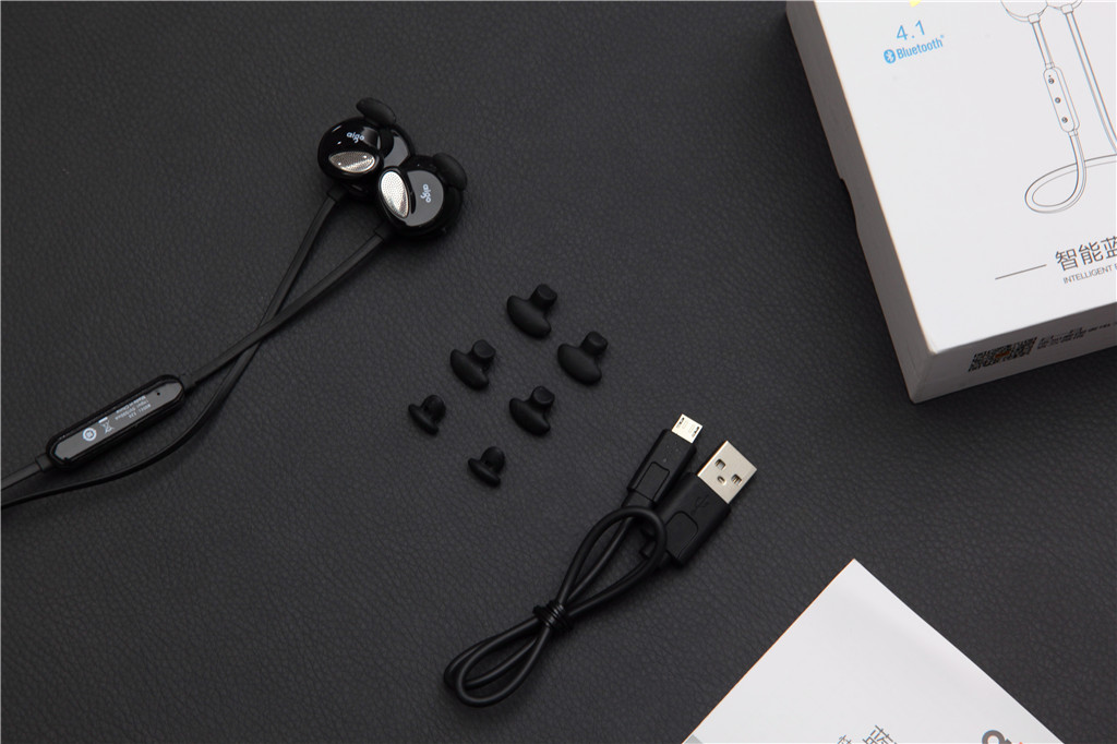 有线耳机唯一的好处是不怕没电,磁吸式耳机更换电池