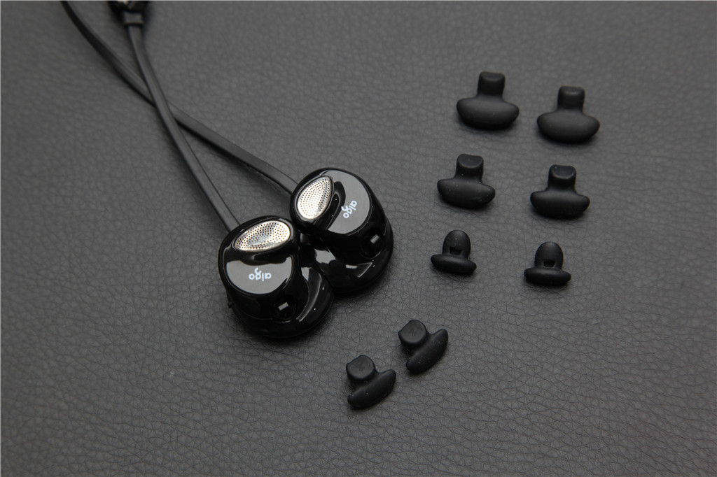 有线耳机唯一的好处是不怕没电,磁吸式耳机更换电池