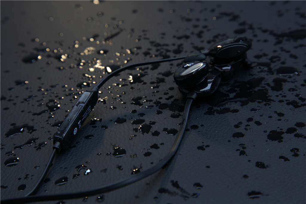 有线耳机唯一的好处是不怕没电,磁吸式耳机更换电池