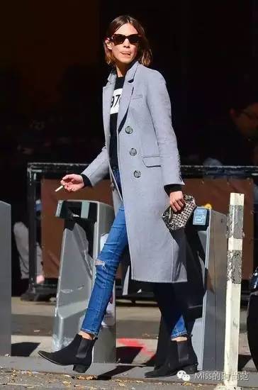 粗跟英伦风复古短靴怎么搭配,搭配短靴穿出时髦复古风格