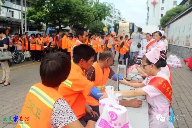 关爱环卫工人公益活动图片,关爱环卫工人暖冬在行动