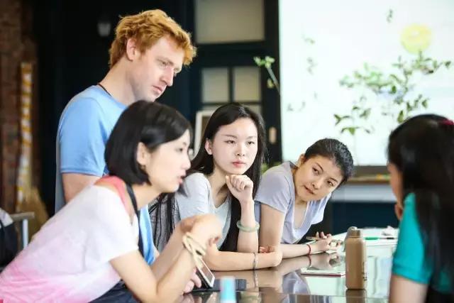 有那么一瞬间想放弃做一个普通人,有那么一瞬间想将就着过完此生