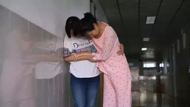 六十五年前那个给毛主席献花的小姑娘,为何在央视舞台上转身落泪