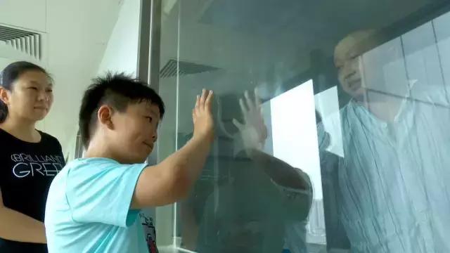 六十五年前那个给毛主席献花的小姑娘,为何在央视舞台上转身落泪