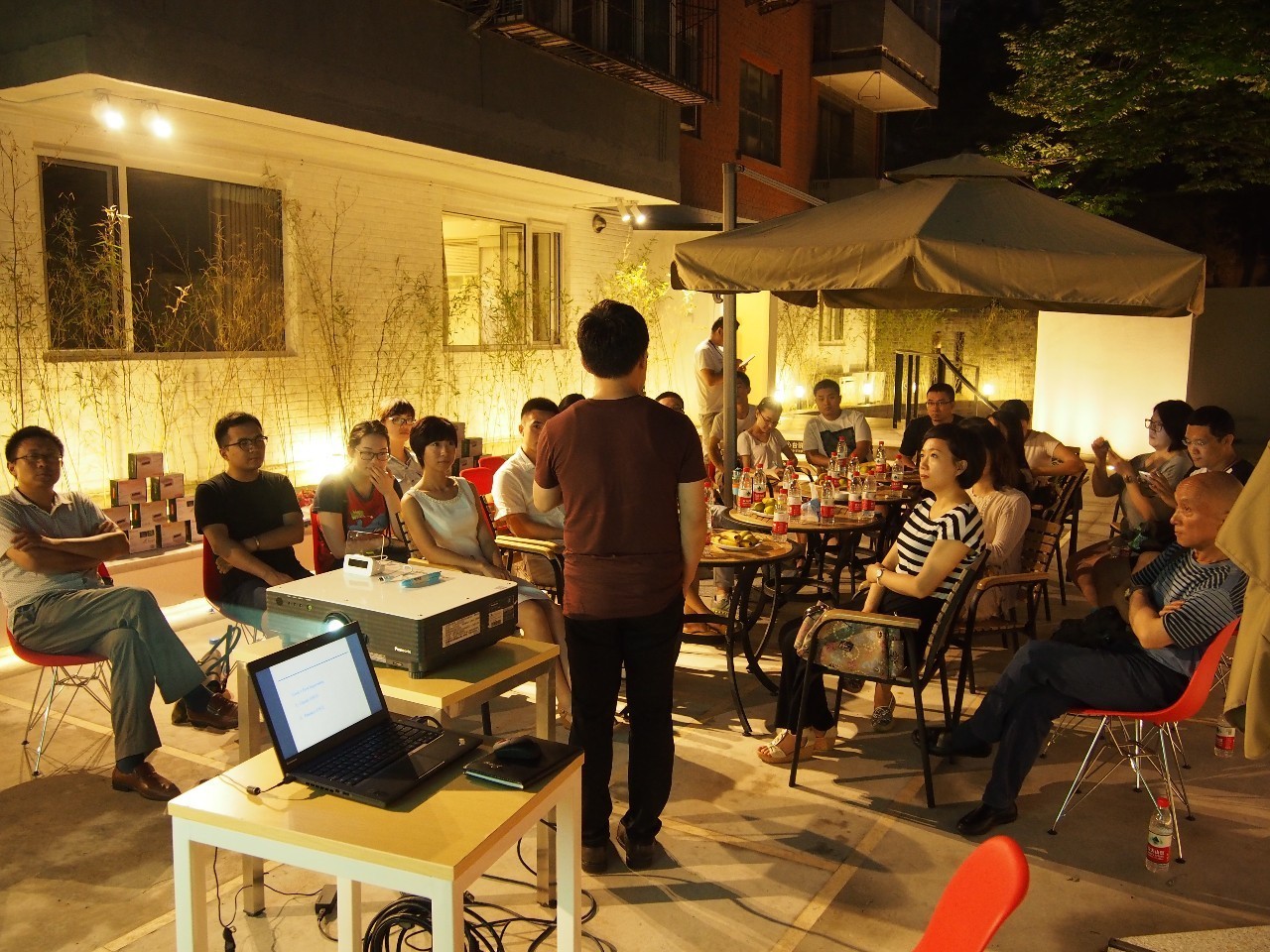 函数公寓陈志清：房奴？蜗牛？年轻人渴望打破那堵墙