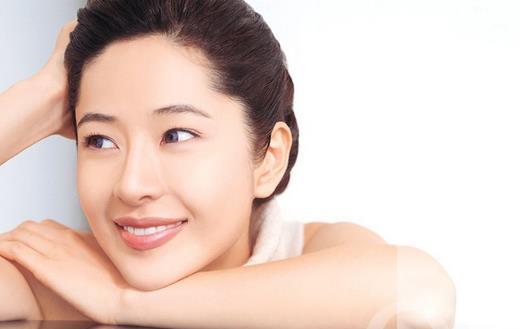 秋冬脸干燥起皮用什么护肤品,在秋季干燥肌肤该怎样去拯救