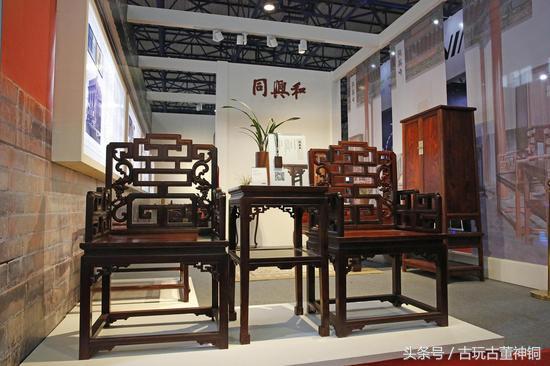 他把亚马逊河上的5000只塑料瓶变成艺术品！