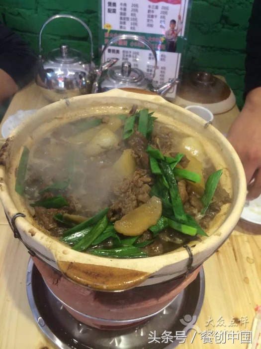 夫妻下岗开家餐馆,夫妻俩摆摊卖牛杂