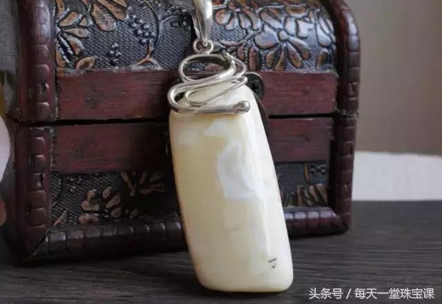 比鸡油黄好的蜜蜡,蜜蜡里面有棉絮值钱吗