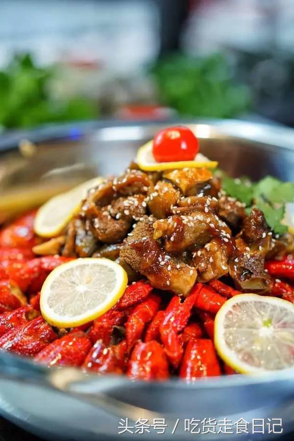这家店的小龙虾百吃不厌,小龙虾选十三香还是油焖
