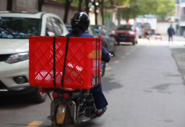 快递员月薪过万为什么依旧缺人,快递员工资不足5000