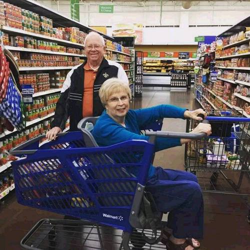 家庭主妇爆改购物车,百万人因此受益,沃尔玛总裁为他点赞,感动全美!