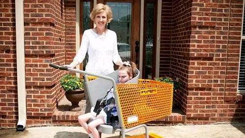 家庭主妇爆改购物车,百万人因此受益,沃尔玛总裁为他点赞,感动全美!