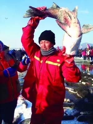 华夏丨踏雪捕鱼架铁锅,镜泊跃美