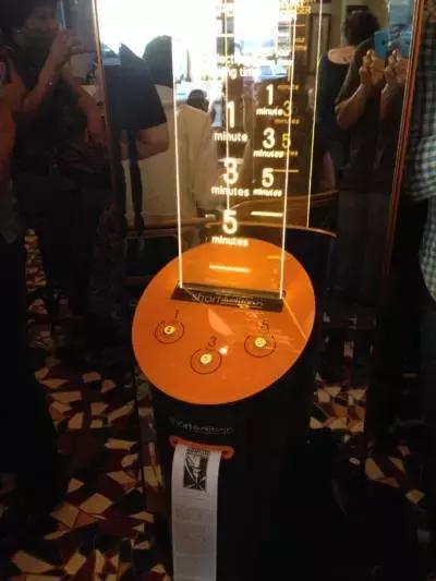 当ATM吐的是小说，法国人笑了，全世界乐了，零食业也震惊了