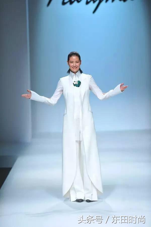 彝绣之美呼之欲出！东田造型助力马艳丽高级定制时装发布会