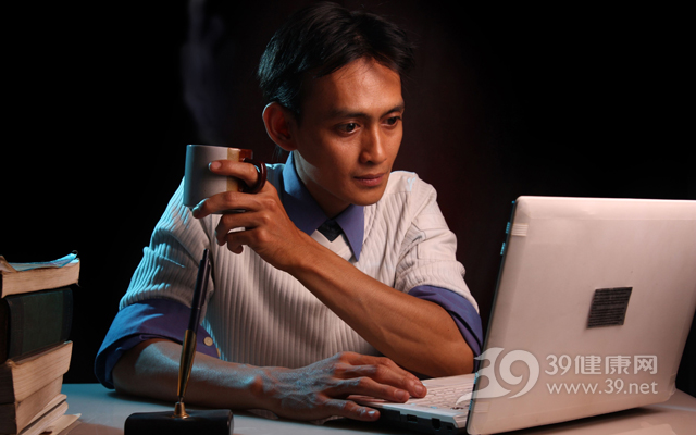 喝了咖啡心脏跳得厉害是什么原因,熬夜喝了咖啡心慌怎么办