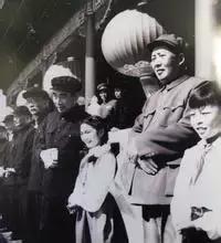 六十五年前那个给毛主席献花的小姑娘,为何在央视舞台上转身落泪