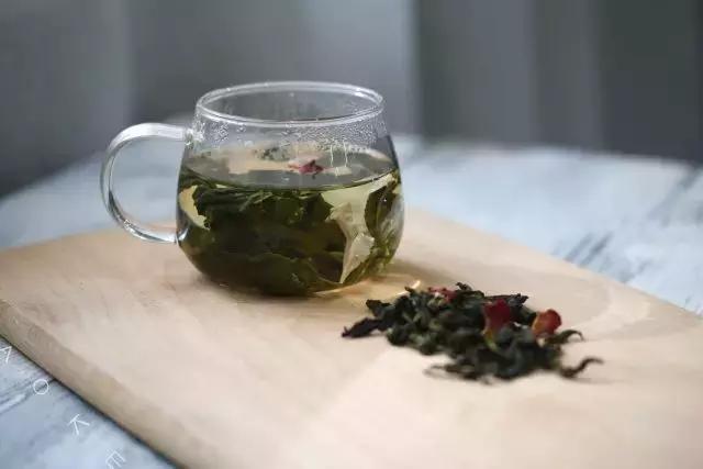 这杯茶，饮后不知天在水，满船清梦压星河