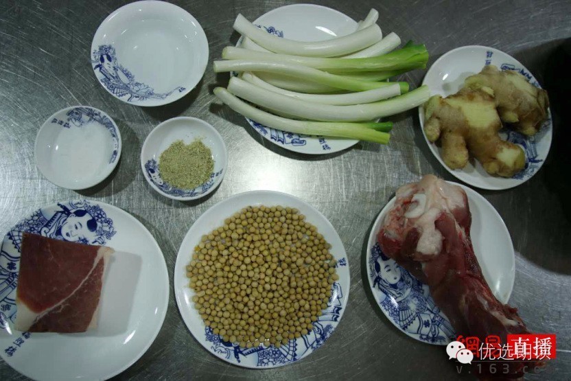 舌尖上的云南第二期:毛主席都夸赞的汽锅鸡是这样做出来的