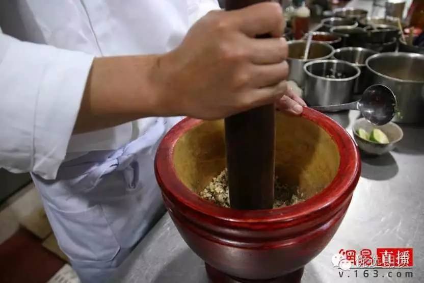 舌尖上的云南第二期:毛主席都夸赞的汽锅鸡是这样做出来的