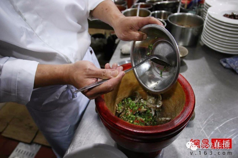 舌尖上的云南第二期:毛主席都夸赞的汽锅鸡是这样做出来的