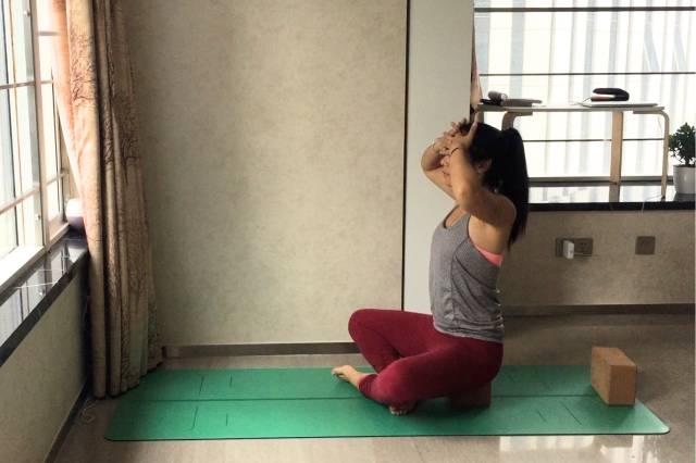 落枕后的疼痛瑜伽怎么弄,颈部落枕瑜伽解决办法