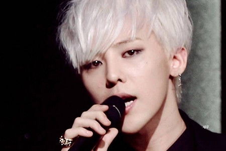 他是音乐界实力歌手，衣品很正的*男美**，半个娱乐圈都是他的粉丝！