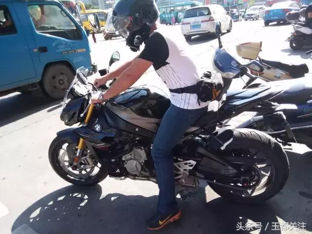 茂名信宜昨天举办了一场浪漫潮流的摩托机车婚礼