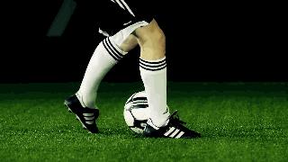 电梯球怎么样踢才是正确的踢法,电梯球如何踢得更高