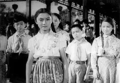 六十五年前那个给毛主席献花的小姑娘,为何在央视舞台上转身落泪