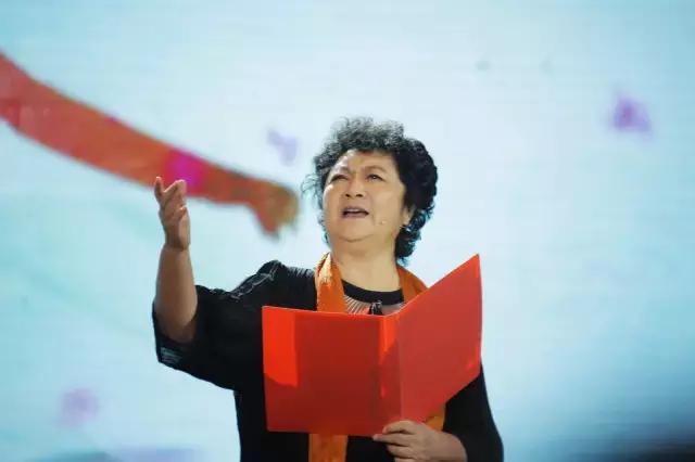 六十五年前那个给毛主席献花的小姑娘,为何在央视舞台上转身落泪