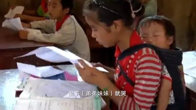 六十五年前那个给毛主席献花的小姑娘,为何在央视舞台上转身落泪