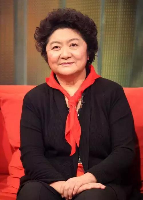 六十五年前那个给毛主席献花的小姑娘,为何在央视舞台上转身落泪