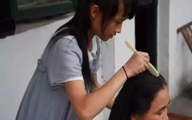 六十五年前那个给毛主席献花的小姑娘,为何在央视舞台上转身落泪