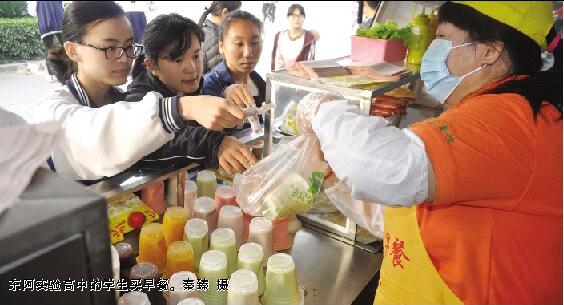 15辆放心早餐车亮相东阿