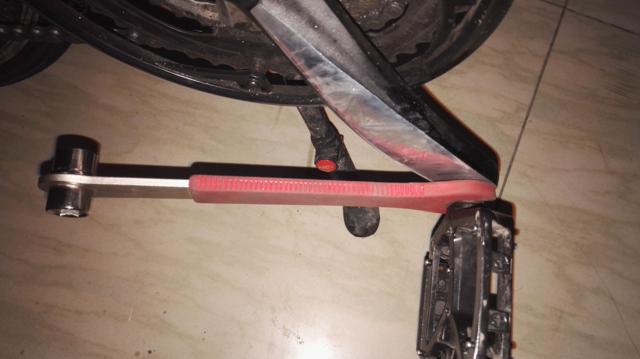 自行车脚踏轴拆卸,自行车脚踏牙盘拆解