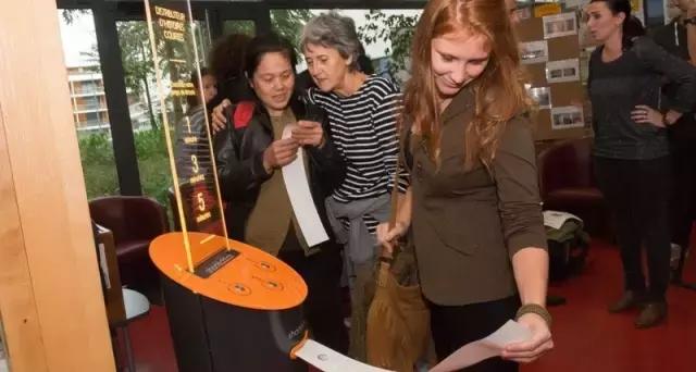 当ATM吐的是小说，法国人笑了，全世界乐了，零食业也震惊了