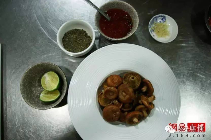 舌尖上的云南第二期:毛主席都夸赞的汽锅鸡是这样做出来的