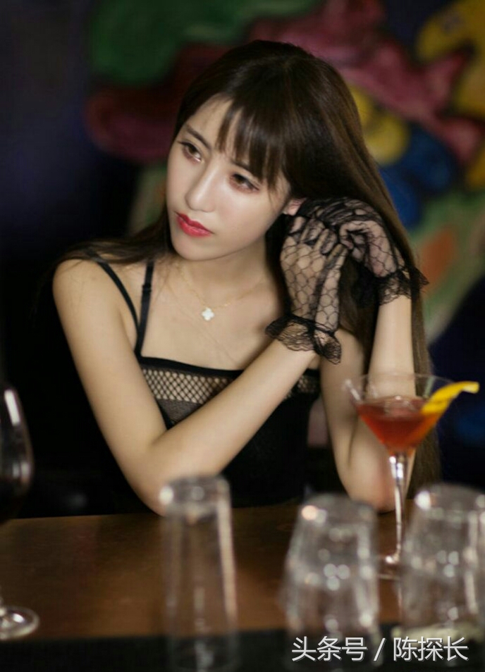 深圳灯红酒绿的酒吧街，年轻的美女搂着外国男友在这里消费青春！