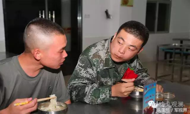 熬过新兵连才算真正的兵,新兵连的滋味