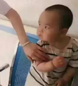 最近很火的那个微笑表情包,微笑比心表情包代表什么