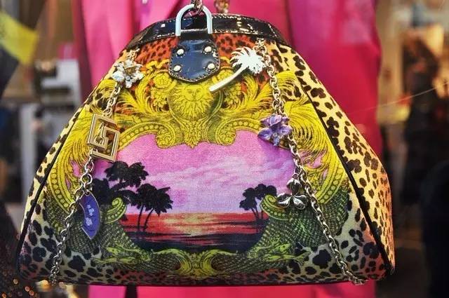 今日发售的HMXKenzo联名款，就算丑哭也要买