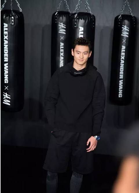 今日发售的HMXKenzo联名款，就算丑哭也要买