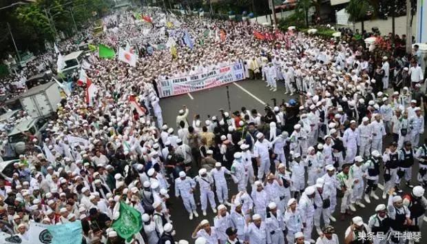 刚刚，印尼*行游**演变成骚乱，华人千万要小心了！